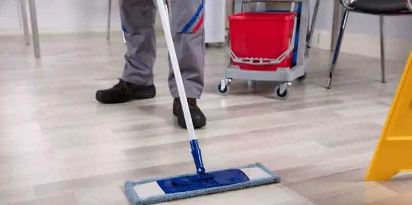 En städerska som gör rent golvet
